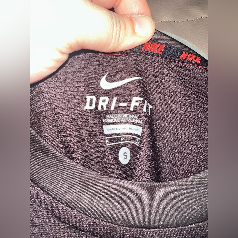 Nike Men's Dri-FIT Red & Black Performance Polyester Short Sleeve T-shirt Size S - Picture 2 of 2